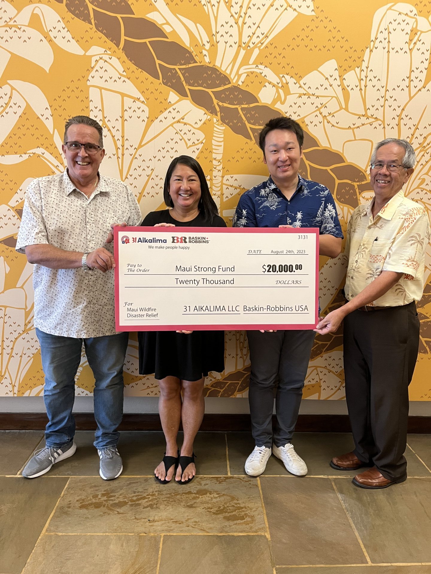 写真左からRichard Atchison(General Manager of 31 AIKALIMA), Mary Saunders (Philanthropy President of Hawaii Community Foundation), Mike Murakami (Secretary and Treasurer of 31 AIKALIMA), Wally Chin (Senior Vice President and CFO of Hawaii Community Foundation)